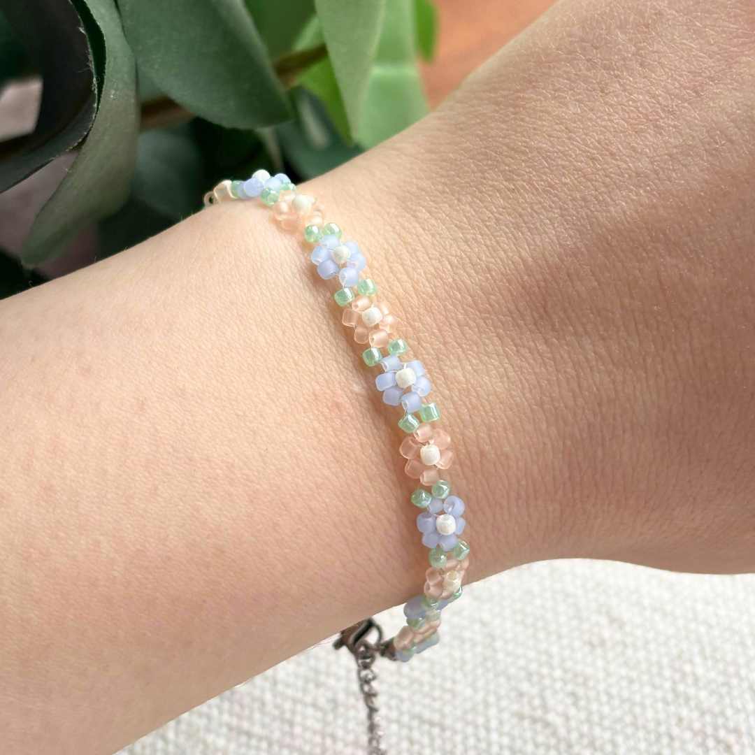 Bratara de primavara cu flori bleu din margele, detalii pastel si inchidere metalica. Martisor modern si rafinat, cadou special pentru ea.