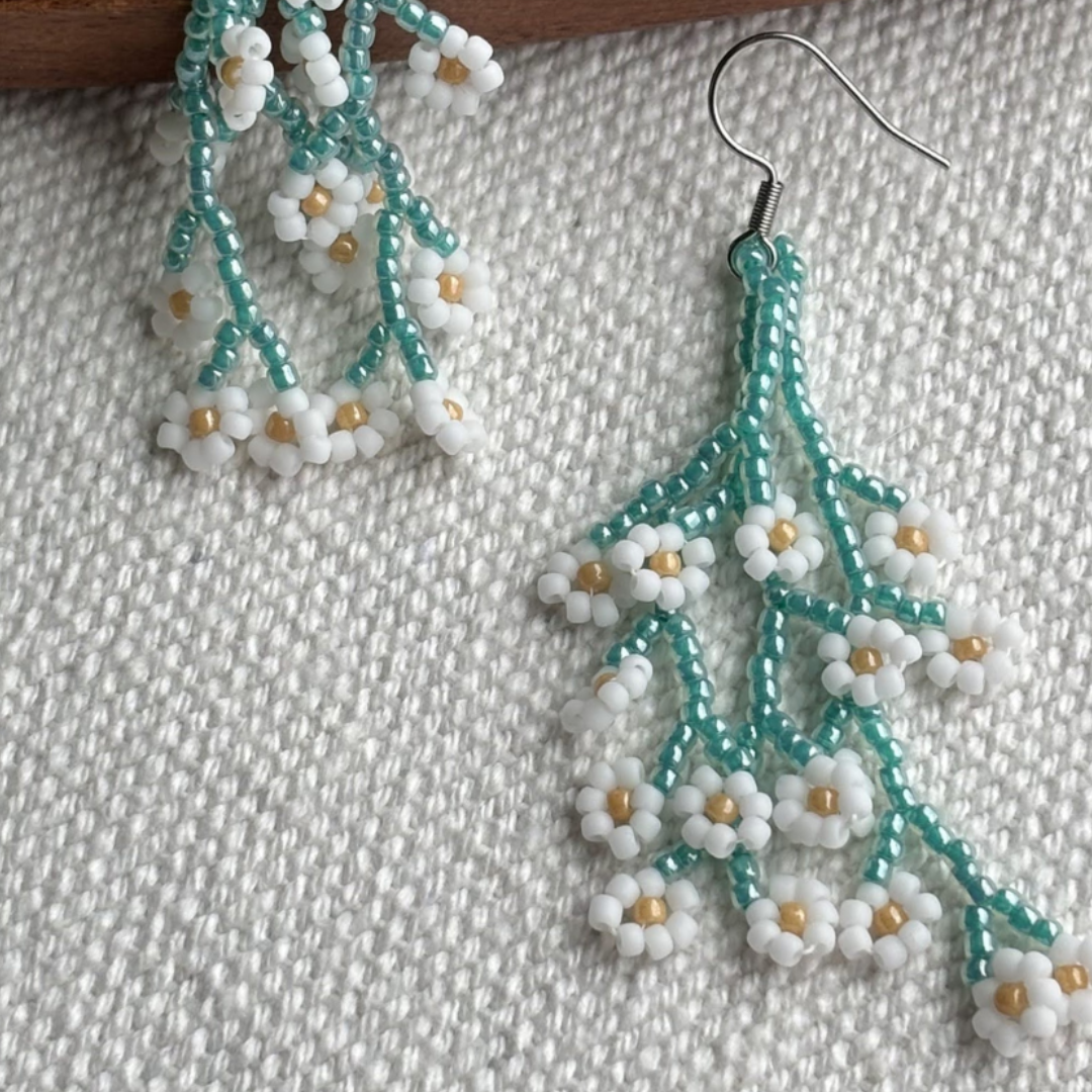 Cercei lungi realizati manual din margele de sticla, model ramura florala turcoaz cu flori albe si accente aurii, bijuterii handmade usoare pentru primavara, cadou pentru ea de martisor.