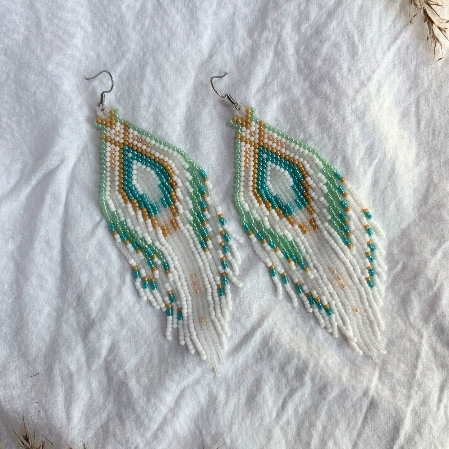 Cercei lucrați manual din mărgele fine, lungi cu franjuri, în culori verde pastel, turcoaz, galben și alb, cercei statement ușori, unici, bijuterii artizanale originale, accesorii unice, ideale de cadou pentru femei, boho, casual sau de ocazie.