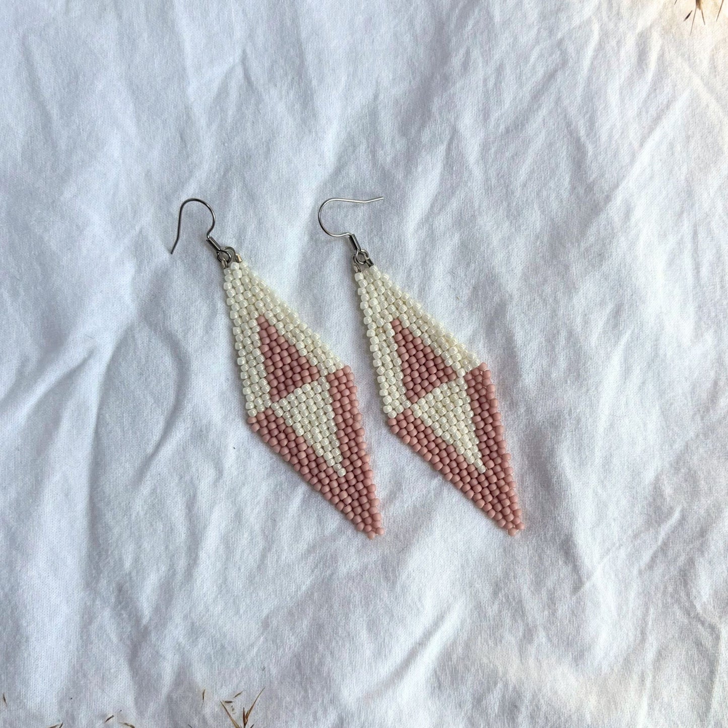 Cercei statement handmade din mărgele fine, model geometric țn formă de romb, în culori roz pastel și alb perlă, cercei ușori, accesorii metalice, bijuterii artizanale unicat, ideali pentru ținute casual sau elegante.