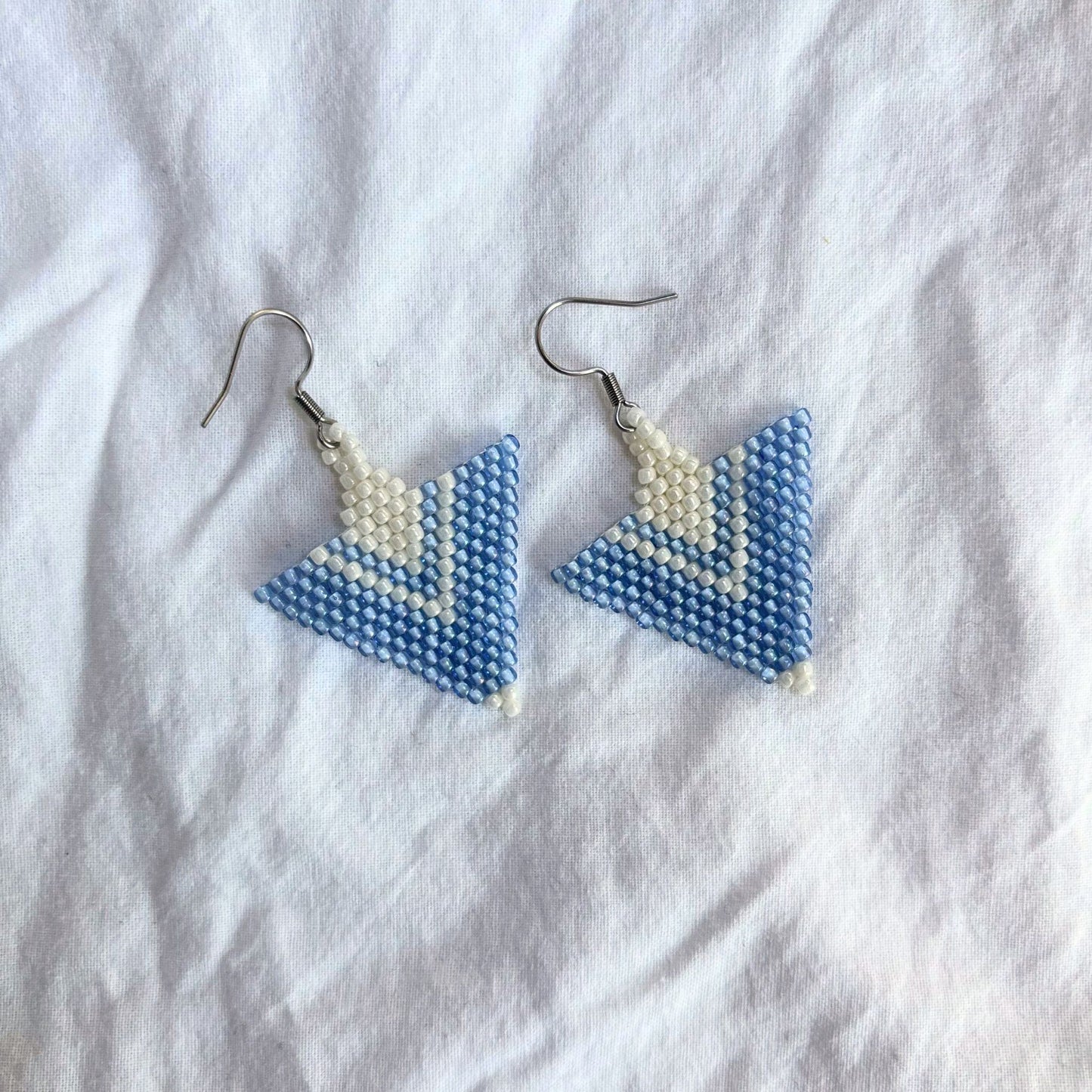 Cercei handmade din mărgele, model triunghiular geometric în nuanțe de albastru pastel și alb, realizați manual, ușori și eleganți, bijuterii artizanale moderne pentru femei, ideali pentru ținute casual sau de vară.