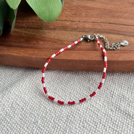 Martisor bratara handmade rosu si alb, design minimalist, margele mici si finisaj delicat. Cadou inspirat pentru 1 Martie si 8 Martie, potrivita pentru orice tinuta.