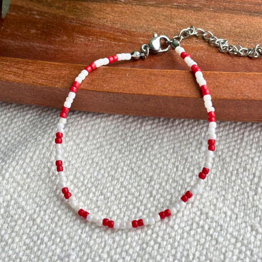 Martisor bratara handmade din margele rosu si alb, design minimalist si feminin. Cadou simbolic de primavara, perfect pentru iubite, prietene sau colege.