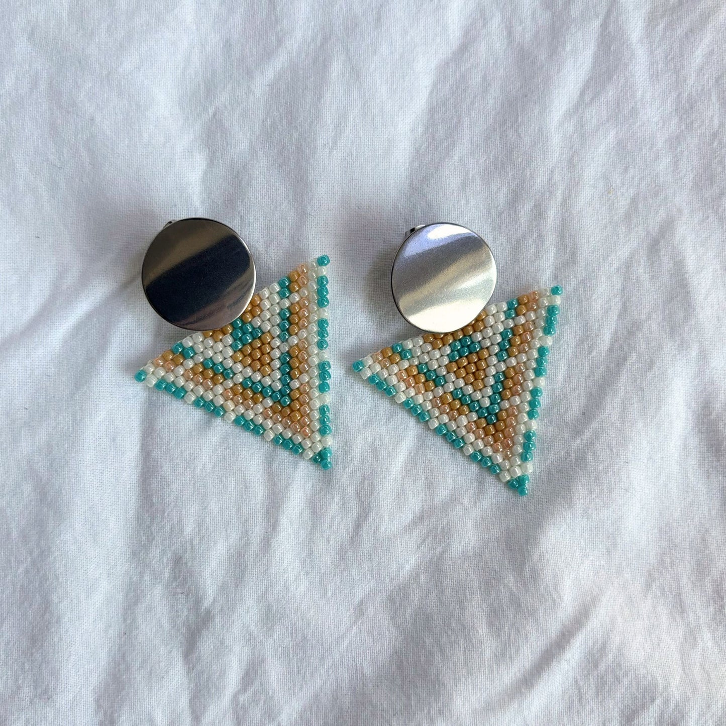 cercei handmade din margele fine in nuante de turcoaz, portocaliu pastel si perla, prindere tinta metalica, cerce statement usori, accesorii artizanale originale unicat, stil boho si elegant potrivit pentru cadou, tinute de zi si de ocazie.