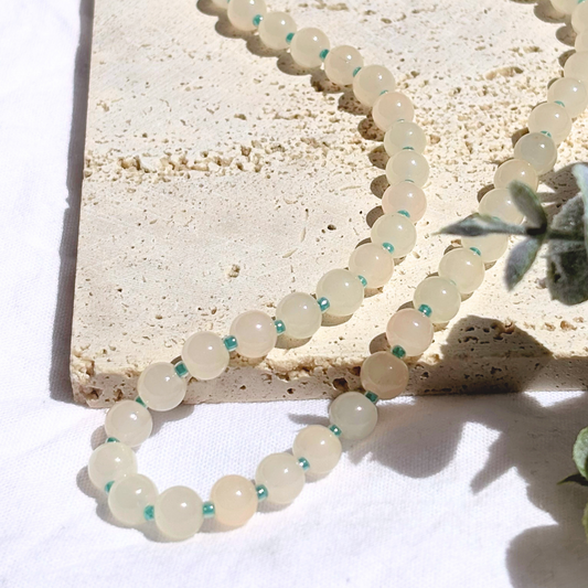 Choker delicat din margele de sticla rotunde si accesorii rezistente din otel inoxidabil, bijuterie handmade pentru femei.