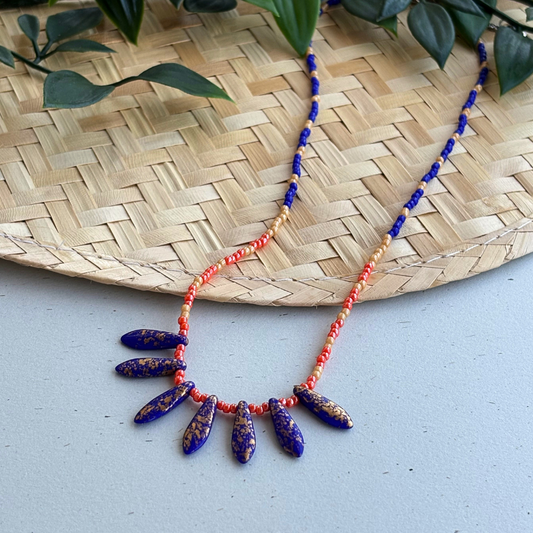 Colier boho scurt pentru femei din margele albastre si portocalii cu elemente decorative alungite marbrate, lungime 35 cm plus extensie 6 cm