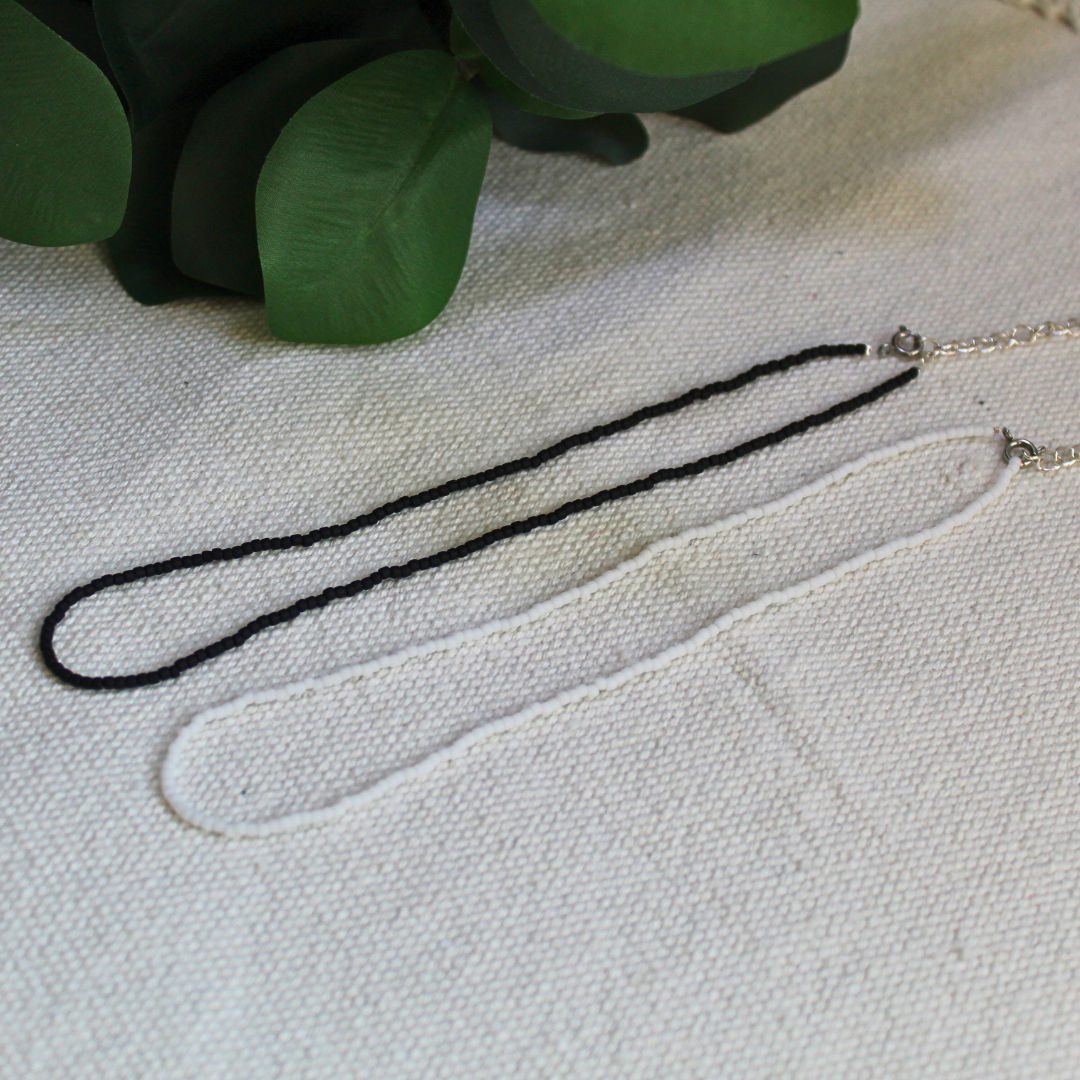 Coliere choker, la baza gatului. handmade lucrate manual din mărgele fine albe și negre, design minimalist și elegant, așezate pe material textil – bijuterii ușoare, ideale pentru purtare zilnică, layering sau cadou.