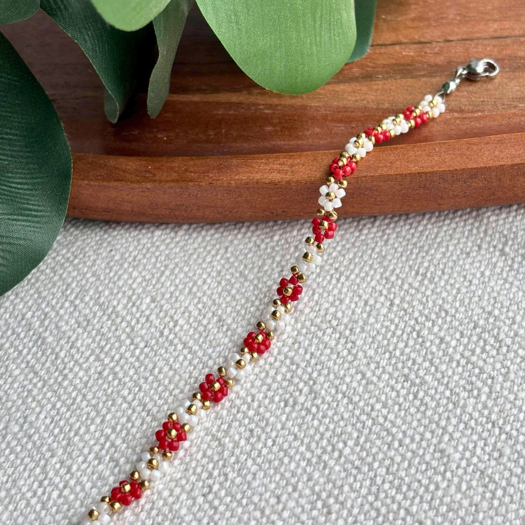 Bratara Martisor handmade cu floricele rosii si albe din margele, cu detalii aurii. Cadou feminin de primavara, perfect pentru 1-8 Martie.