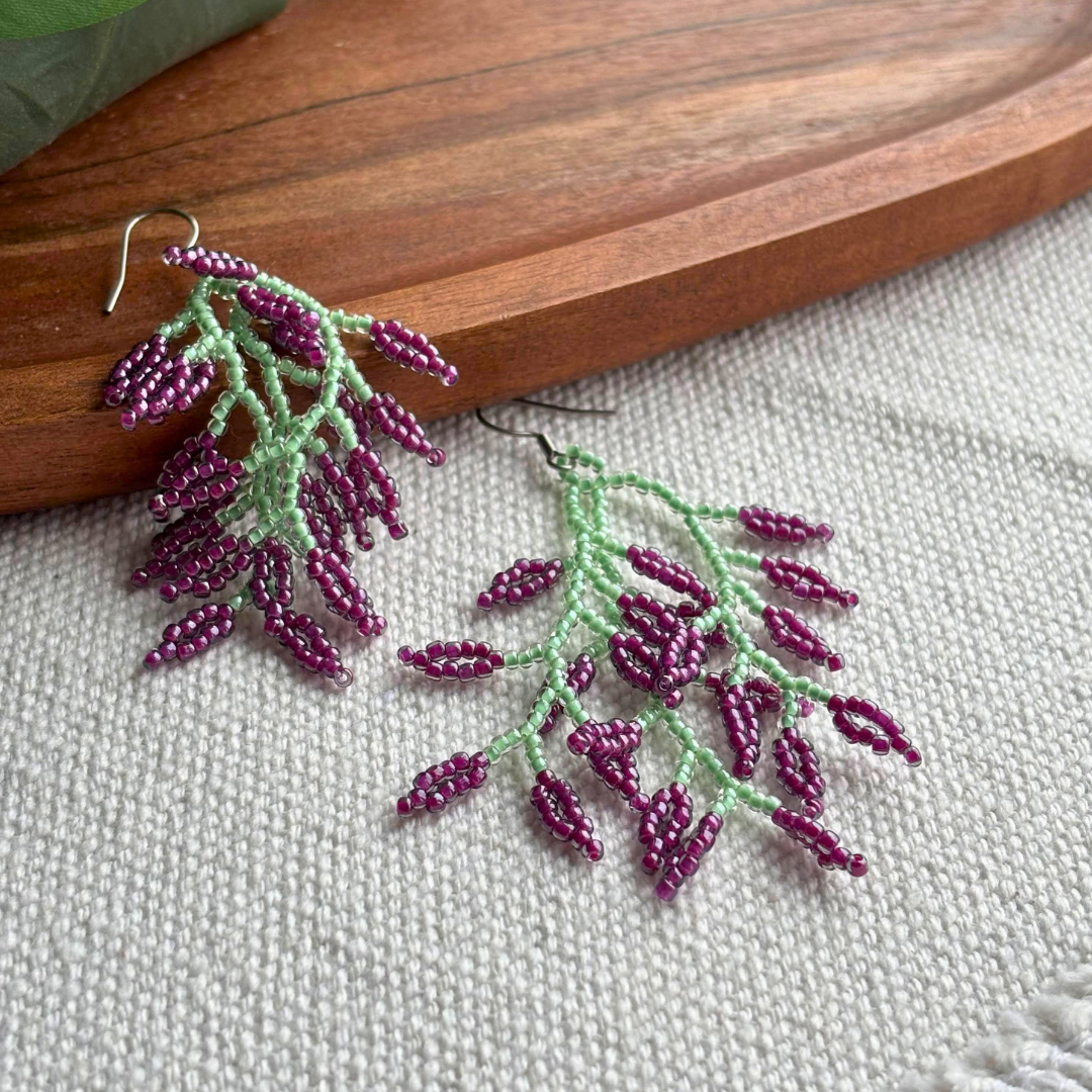 Cercei statement lucrati manual din margele, model ramura verde cu boboci/flori mov tip lavanda, cercei lungi si usori, bijuterii handmade pentru primavara, cadou pentru ea.