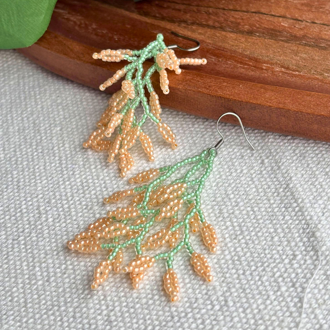 Cercei statement din margele, realizati manual, model ramura verde cu boboci piersica, cercei lungi si usori, bijuterii handmade pentru tinute de primavara, cadou pentru ea.