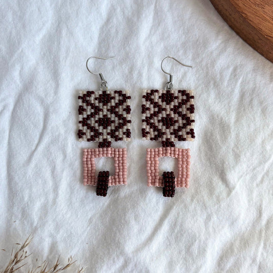 Cercei handmade din mărgele cu design geometric în culori burgundy, alb și roz pudrat, ușori, confortabili, boemi si sofisticați, accesorii statement, casual, eleganți, bijuterii artizanale lucrate manual în stil contemporan.