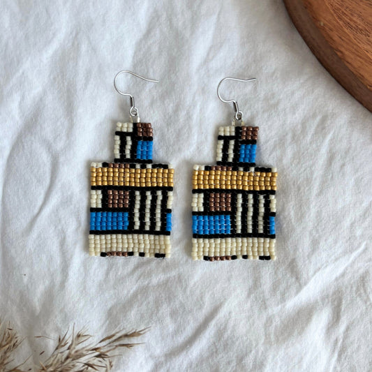 Cercei handmade din mărgele fine, model geometric rectangular cu motive etnice, în culori de crem, albastru, maro și auriu, cercei statement ușori, bijuterii artizanale unicat, stil boho-modern, ideali pentru ținute casual sau elegante.