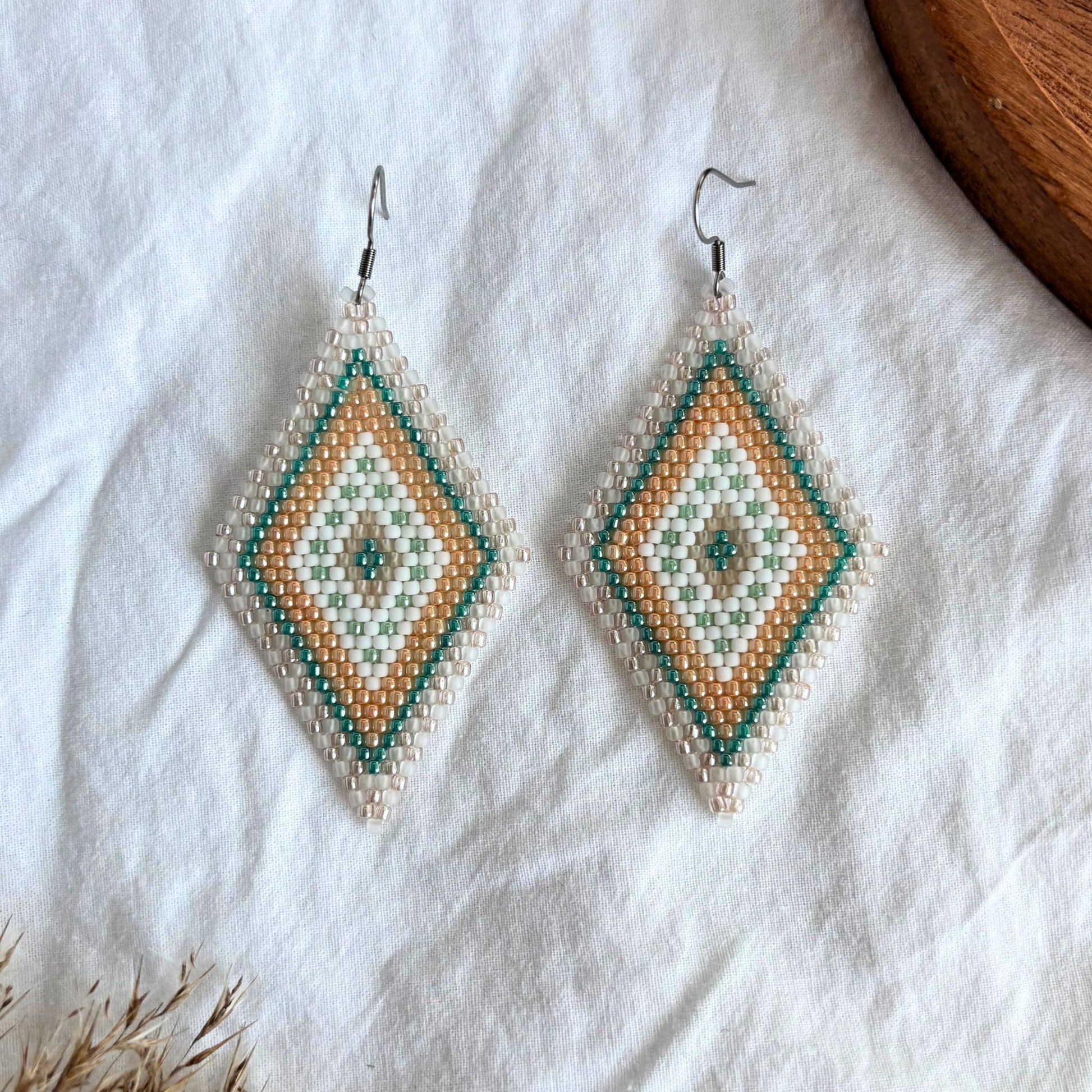 Cercei lucrați manual realizați din mărgele fine în nuanțe pastel de roz, turcoaz, portocaliu și alb, cercei statement ușori, stil boho-chic, eleganți, bijuterii artizanale unicat potrivite pentru cadou, ținute de zi, vară și evenimente speciale.