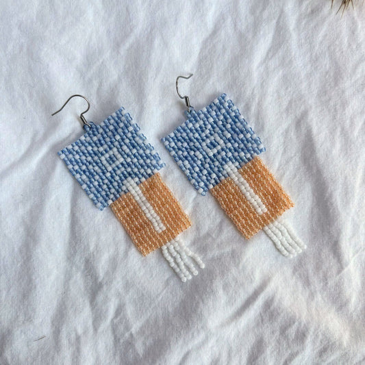 Cercei lungi statement lucrați manual din mărgele fine, model geometric, în nunțe pastel de albasru și portocaliu si alb, accesorii artizanale unicat, modele originale, ideali de cadou pentru femei, stil boho modern, casual și de ocazie.