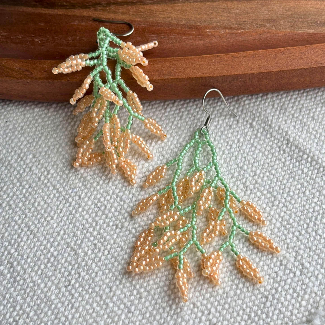 Cercei lungi realizati manual din margele de sticla, model ramura florala verde cu boboci piersica, bijuterii handmade delicate, inspirate din natura, idei de cadou pentru ea, cercei de primavara.