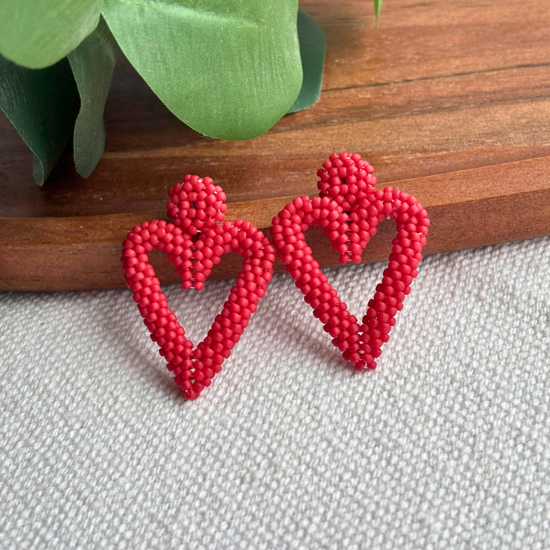 Cercei handmade în formă de inimă, realizați din mărgele rosu mat, cu design delicat și feminin – accesorii romantice ideale pentru cadou sau ocazii speciale.