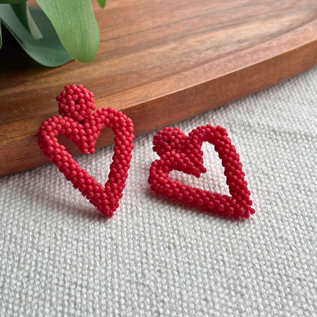 Cercei handmade statement în formă de inimă, realizați din mărgele rosu mat, design modern și romantic – accesorii feminine lucrate manual ideale pentru cadou sau ținute speciale.