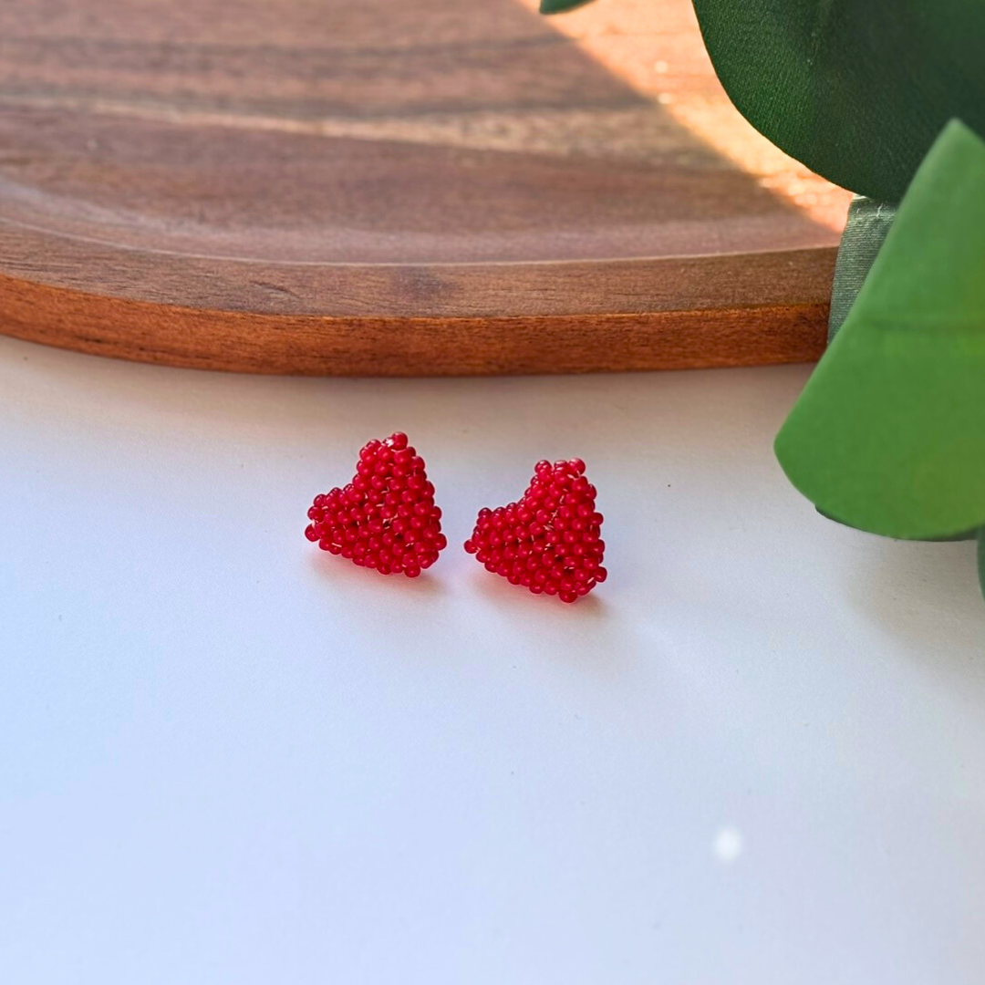 Cercei tip țintă handmade în formă de inimă, realizați din mărgele roșii – bijuterii minimaliste și romantice, ideale pentru cadou de Valentine’s Day sau aniversare.