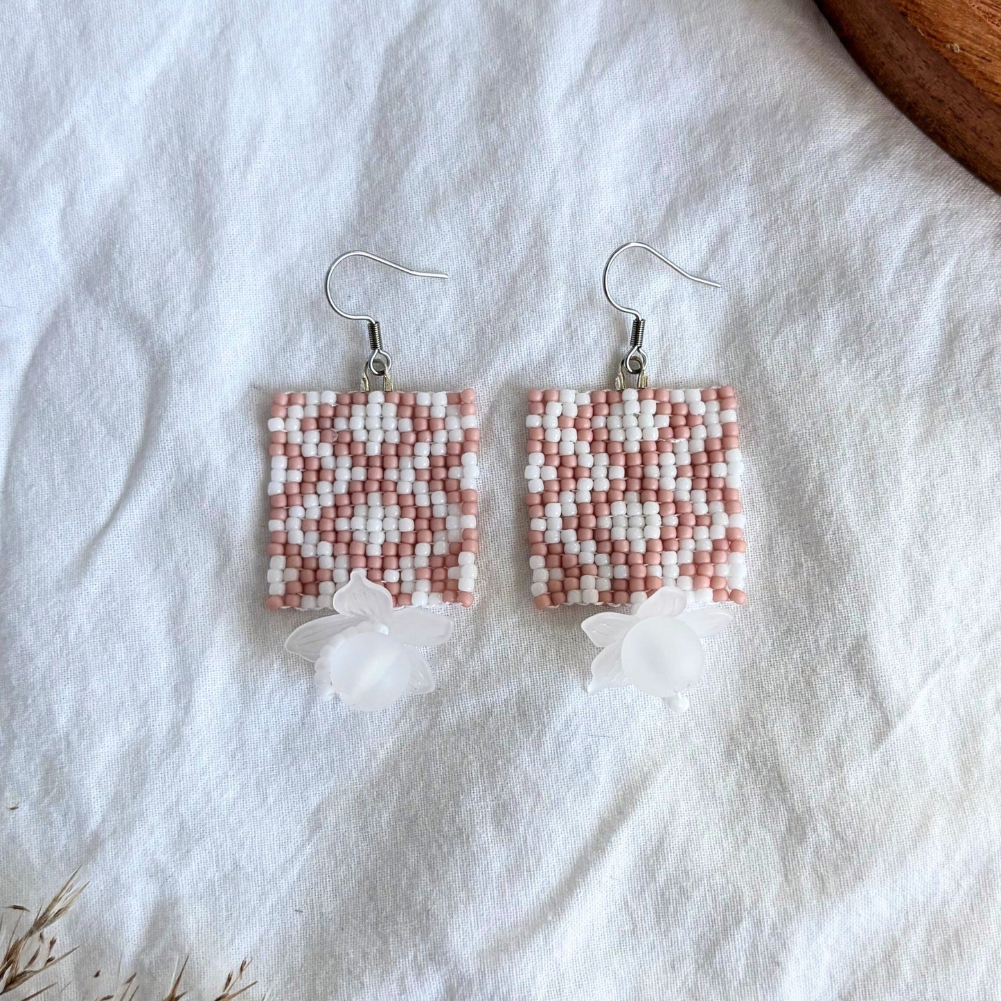 Cercei statement din mărgele mici, handmade, combinație de roz pudrat cu alb și o floare albă, cercei artizanali, bijuterii unicat, accesorii originale ideale pentru cadou sau de purtat vara