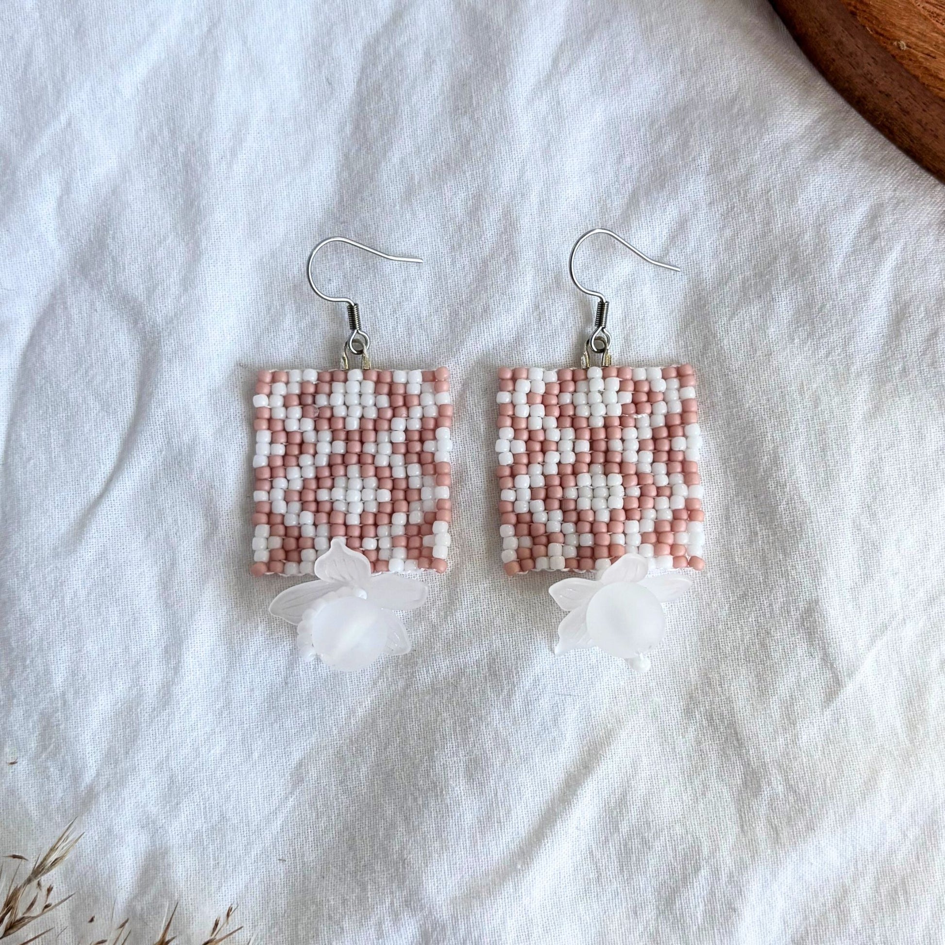 Cercei statement din mărgele mici, handmade, combinație de roz pudrat cu alb și o floare albă, cercei artizanali, bijuterii unicat, accesorii originale ideale pentru cadou sau de purtat vara