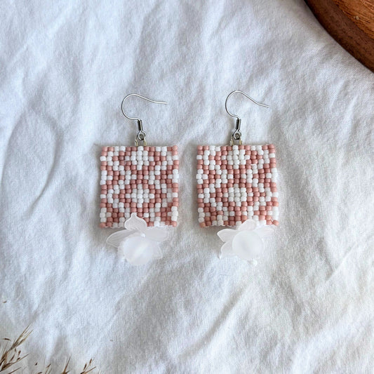 Cercei statement din mărgele mici, handmade, combinație de roz pudrat cu alb și o floare albă, cercei artizanali, bijuterii unicat, accesorii originale ideale pentru cadou sau de purtat vara