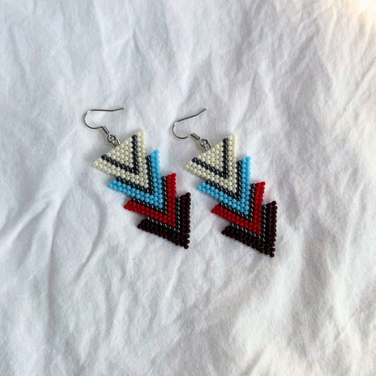 Cercei handmade din mărgele fine, model geometric triunghiular, în culori de alb perlat, albastru, roșu, grena, cercei statement ușori, bijuterii artizanale unicat, stil boho-modern, original, ideali pentru ținute casual sau de ocazie sau pentru cadou.