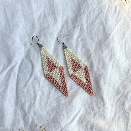 Cercei statement handmade din mărgele fine, model geometric țn formă de romb, în culori roz pastel și alb perlă, cercei ușori, accesorii metalice, bijuterii artizanale unicat, ideali pentru ținute casual sau elegante.