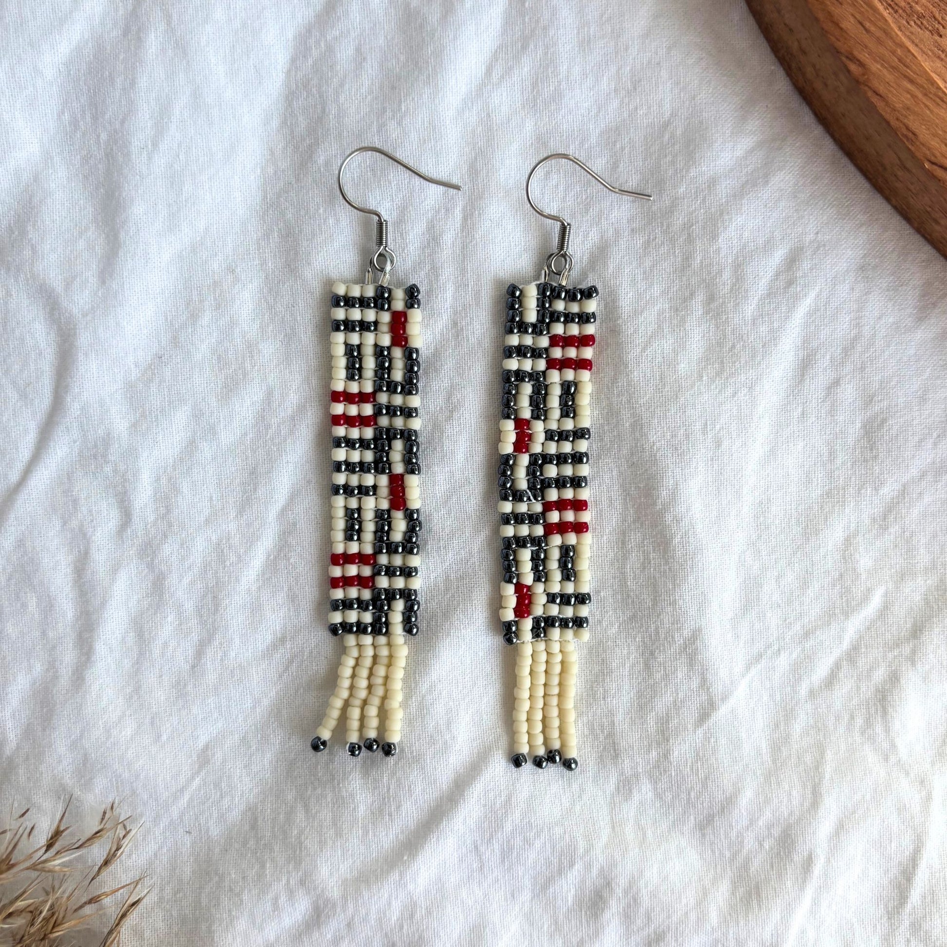 Cercei handmade lungi, din margele toho bej, roșu, argintiu, cu model geometric fin si agățătoare metalică din oțel inoxidabil, bijuterii artizanale ușoare, moderne, potrivite pentru un stil contemporan, casual sau de ocazie.