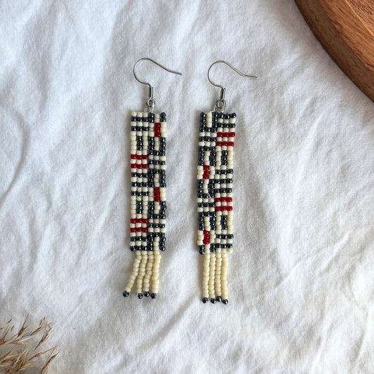 Cercei handmade lungi, din margele toho bej, roșu, argintiu, cu model geometric fin si agățătoare metalică din oțel inoxidabil, bijuterii artizanale ușoare, moderne, potrivite pentru un stil contemporan, casual sau de ocazie.