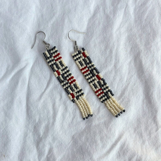 Cercei lucrați manual din mărgele mici, roșii, ivoire și argintiu, cu design geometric fin, ușori și moderni, accesorii statement pentru femei si fete, potriviți pentru ținute casual și de ocazii, bijuterii artizanale unicat.