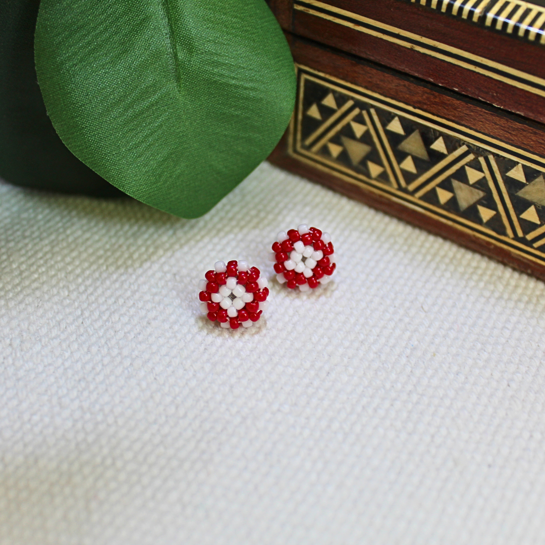 Cercei mărțișor handmade din mărgele roșii și albe, model floral rotund, inspirați din tradițiile românești, accesorii delicate de primăvară, ideale pentru mărțișor, cadou simbolic sau bijuterii artizanale unicat.