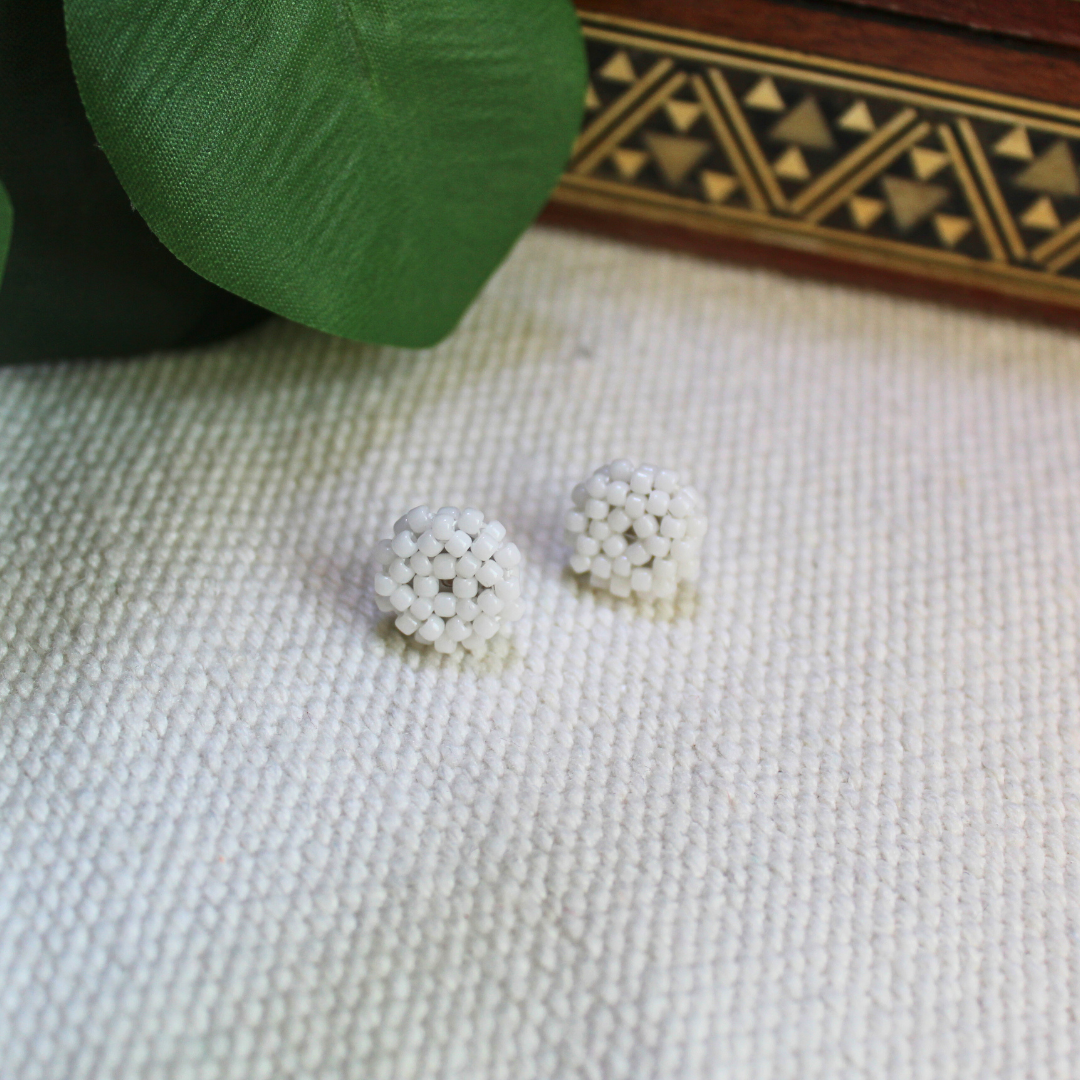 Cercei mici stud handmade din mărgele albe, design rotund minimalist, bijuterii artizanale realizate manual, accesorii discrete și elegante, ideale pentru purtare zilnică, ținute casual, office sau cadou delicat.