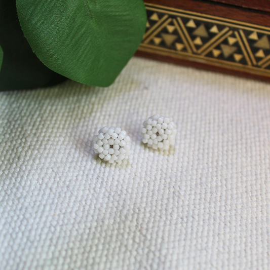 Cercei mici stud handmade din mărgele albe, design rotund minimalist, bijuterii artizanale realizate manual, accesorii discrete și elegante, ideale pentru purtare zilnică, ținute casual, office sau cadou delicat.