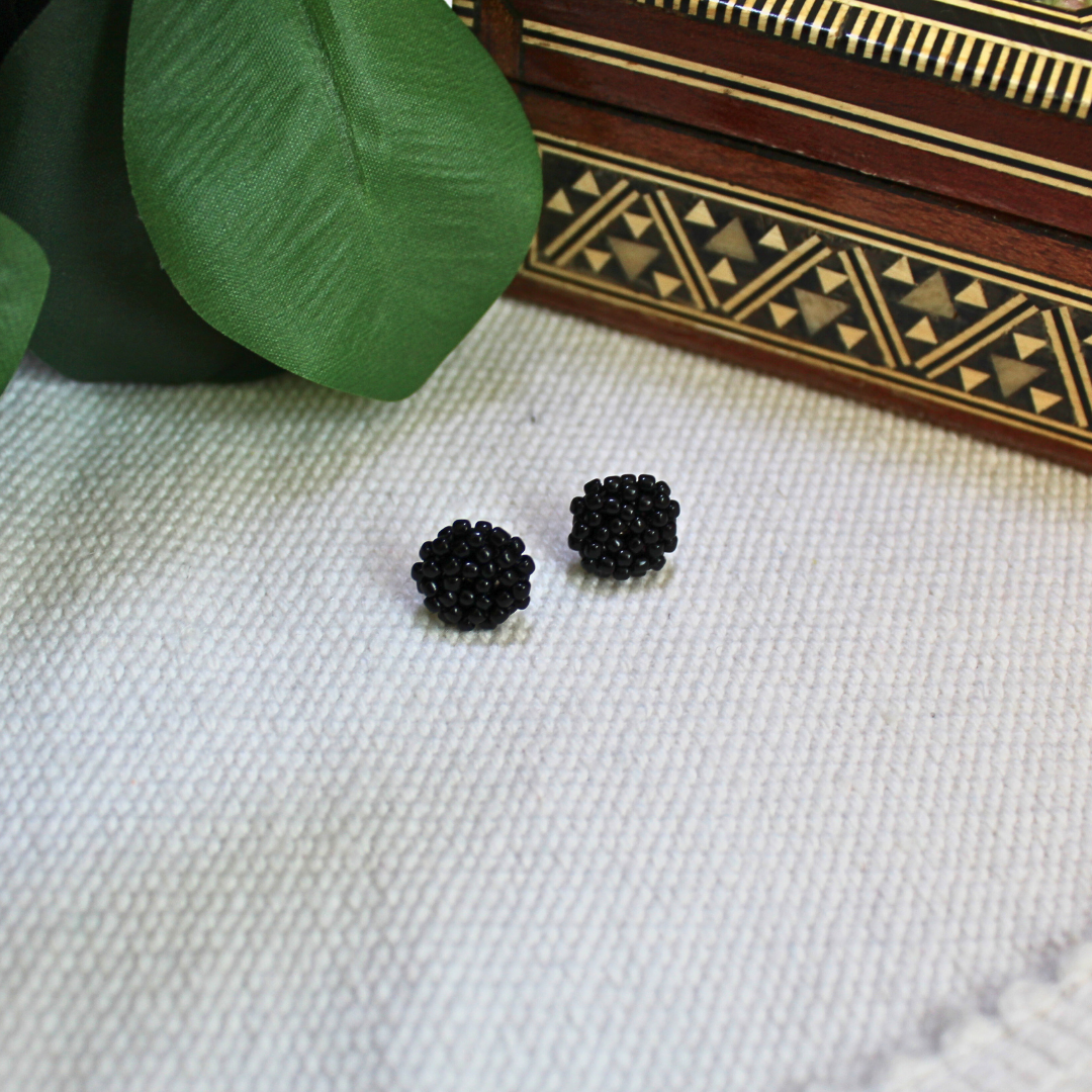 Cercei mici stud handmade din mărgele negre, design rotund minimalist, bijuterii artizanale discrete și elegante, accesorii ușoare pentru purtare zilnică, potrivite pentru ținute casual, office sau cadou rafinat.