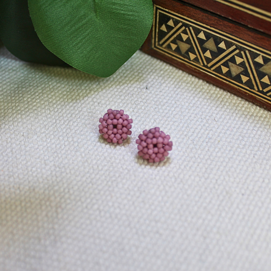 Cercei mici stud handmade din mărgele roz pudrat, design rotund minimalist, bijuterii artizanale realizate manual, accesorii feminine și discrete, ideale pentru purtare zilnică, ținute romantice, casual sau cadou special.