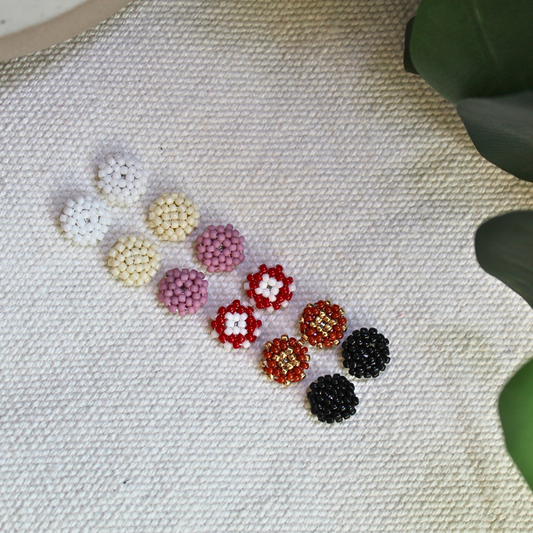 Cercei mici țintă handmade din mărgele, în culori variate (alb, crem, roz, roșu-alb, auriu și negru), design rotund minimalist, accesorii delicate realizate manual, perfecte pentru purtare zilnică, layering sau cadou bijuterii artizanale.