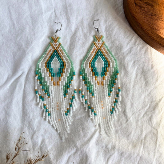 Cercei lungi statement cu franjuri, handmade din mărgele delicate, în combinație de alb, verde mentă, turcoaz și galben, ideali pentru ținute boho moderne, cadou pentru femei, bijuterii artizanale unicat, ținute casual sau elegante.