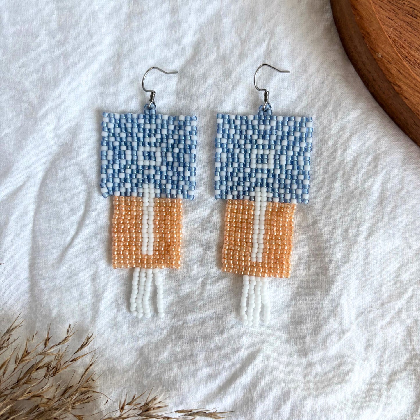 Cercei lungi statement, lucrați manual din mărgele delicate, combinație de alb, portocaliu piersică și albastru pastel, ideali de cadou pentru femei, ușori și moderni, bijuterii artizanale originale, moderne și unicat, ideali pentru ținute casual sau elegante.
