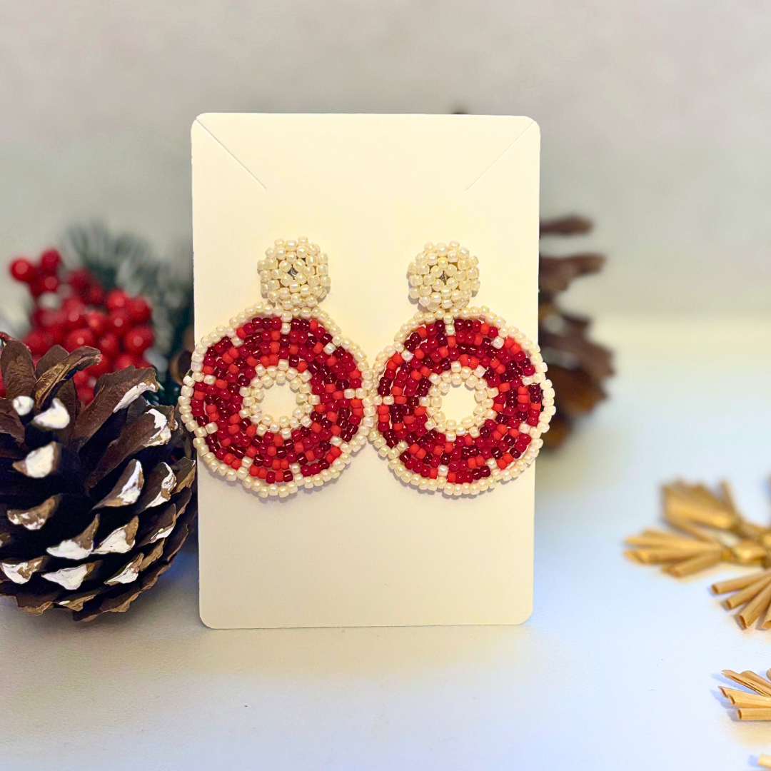 Cercei statement handmade din mărgele roșii și albe, design rotund cu cerc decupat, bijuterii artizanale realizate manual, accesorii elegante și festive, ideale pentru evenimente speciale, sărbători sau cadou deosebit.