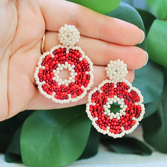 Cercei statement handmade din mărgele roșii și albe, design rotund cu cerc decupat, bijuterii artizanale realizate manual, accesorii elegante și feminine, perfecte pentru evenimente speciale, sărbători, ținute festive sau cadou deosebit.