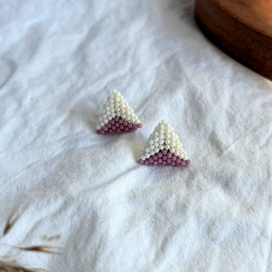 Cercei țintă handmade din mărgele, model triunghiular minimalist în nuanțe de ivory și roz pudrat, realizați manual, bijuterii artizanale delicate pentru femei, ușori și eleganți, perfecți pentru purtare zilnică sau cadou.