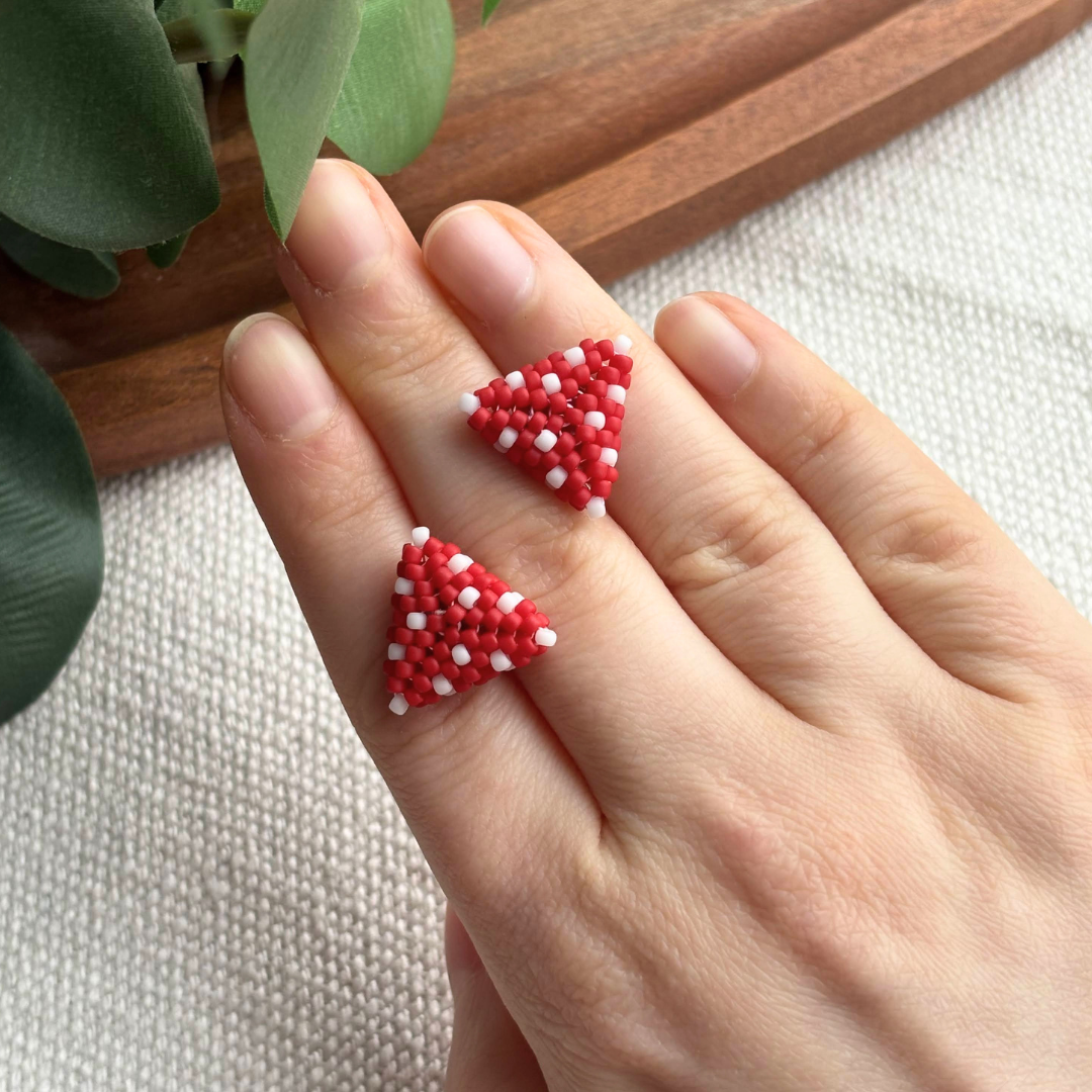 Cercei triunghi rosii cu alb din margele, lucrati manual, usori si comozi. Martisor handmade perfect de oferit cadou, ideal pentru tinute de primavara.