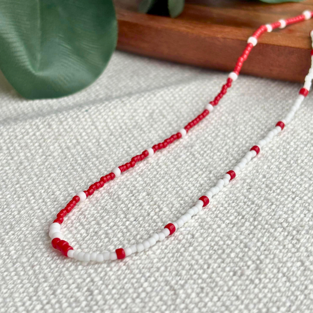 Colier Martisor rosu si alb din margele, realizat manual, fin si confortabil la purtare. Cadou simbolic de 1 Martie pentru ea, usor de asortat si purtat zilnic.