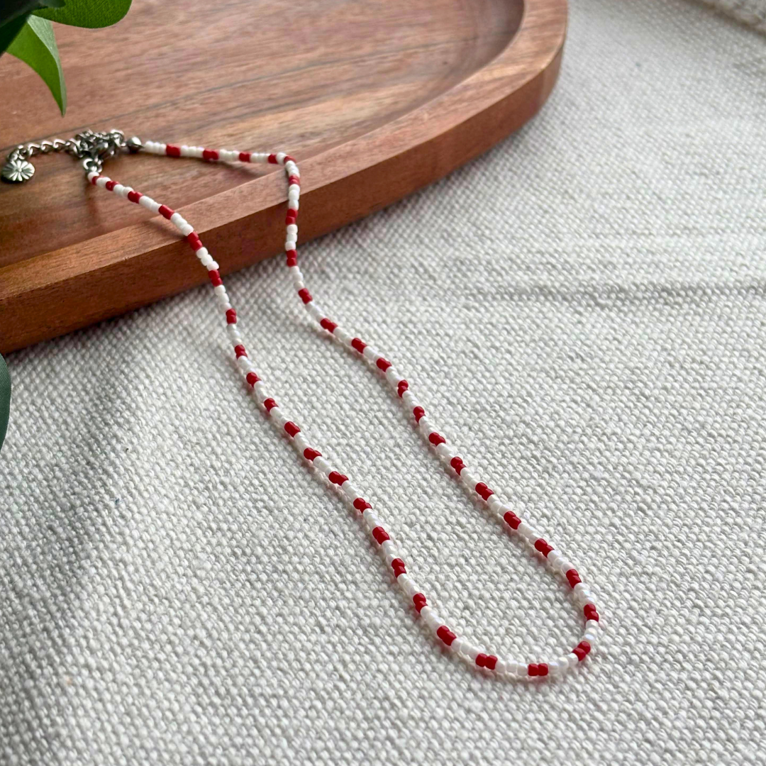 Colier Martisor cu margele rosu-alb, lucrat manual, look modern si discret. Cadou de primavara care se asorteaza usor, perfect pentru a surprinde pe cineva drag de 1 Martie.