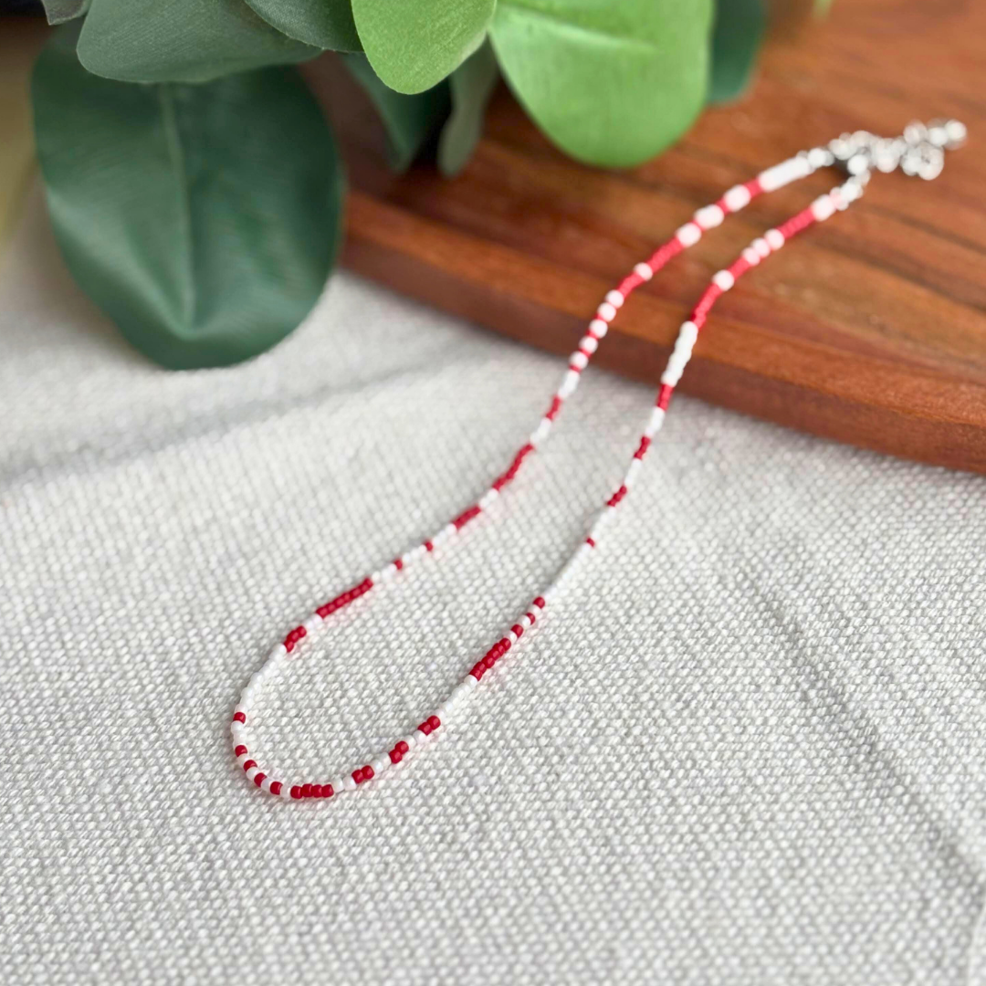 Colier Martisor handmade rosu si alb, margele fine, design minimalist si elegant. Ideal pentru cadou de 1 Martie/8 Martie, pentru prietena, mama sau colega, comanda rapid.