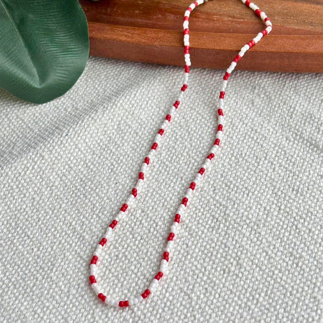 Colier Martisor rosu-alb din margele, realizat manual, model simplu si elegant cu inchizatoare reglabila. Cadou de 1 Martie perfect pentru ea – adauga-l in cos si ofera un simbol de primavara.