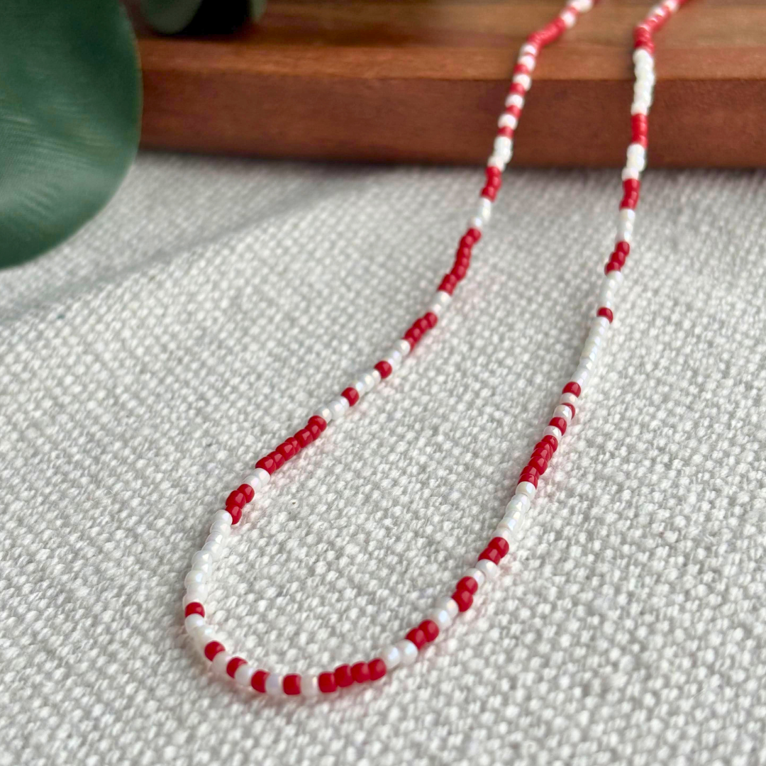 Colier Martisor rosu-alb din margele mici, realizat manual, model delicat cu inchizatoare si lant prelungitor. Cadou de 1 Martie usor de purtat zilnic, perfect pentru ea.