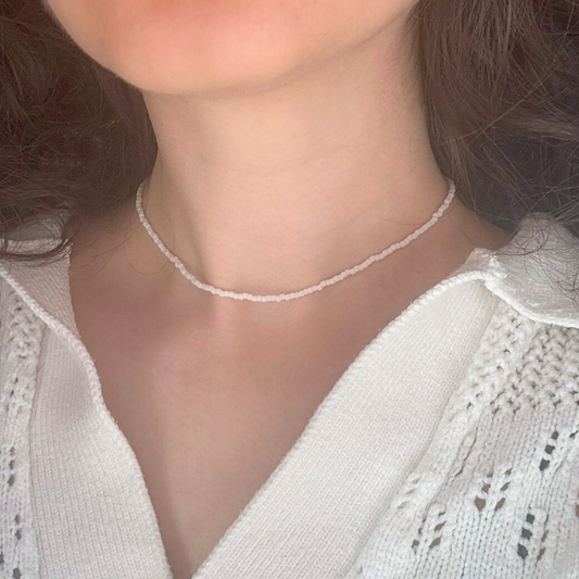 Colier choker handmade lucrat manual din mărgele fine albe, purtat la gât, design minimalist și delicat – bijuterie ușoară, elegantă, potrivită pentru ținute casual, layering sau cadou special.