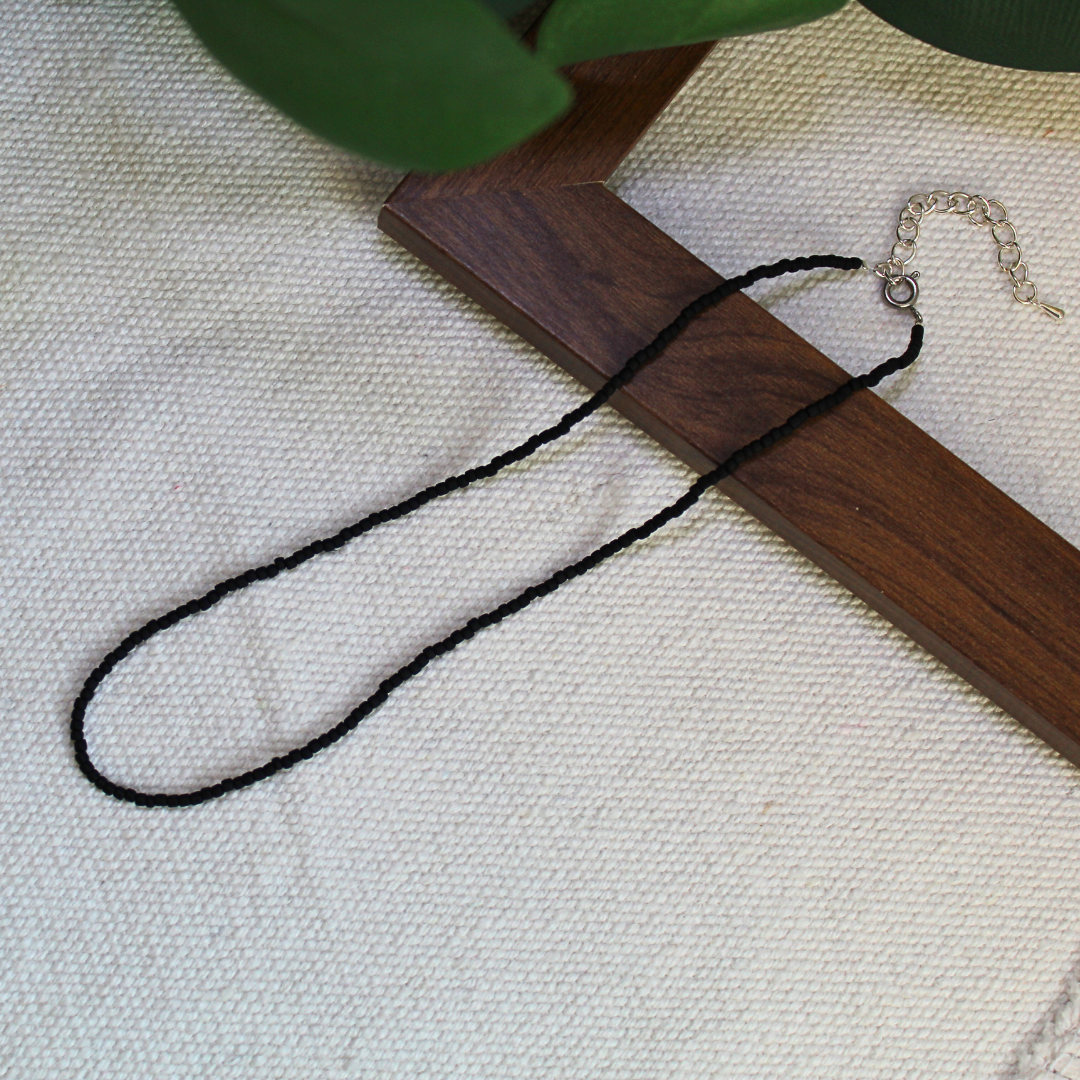 Colier choker, la baza gatului, handmade lucrat manual din mărgele fine negre, purtat la gât, design minimalist și elegant – bijuterie discretă, ușoară, perfectă pentru ținute casual, moderne sau layering zilnic.