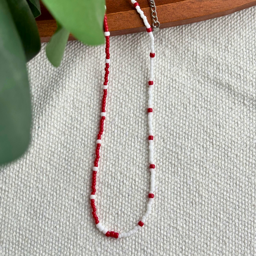 Martisor colier handmade rosu-alb, margele fine si model discret, potrivit pentru layering sau purtare solo. Alege un cadou elegant de primavara, gata de oferit.